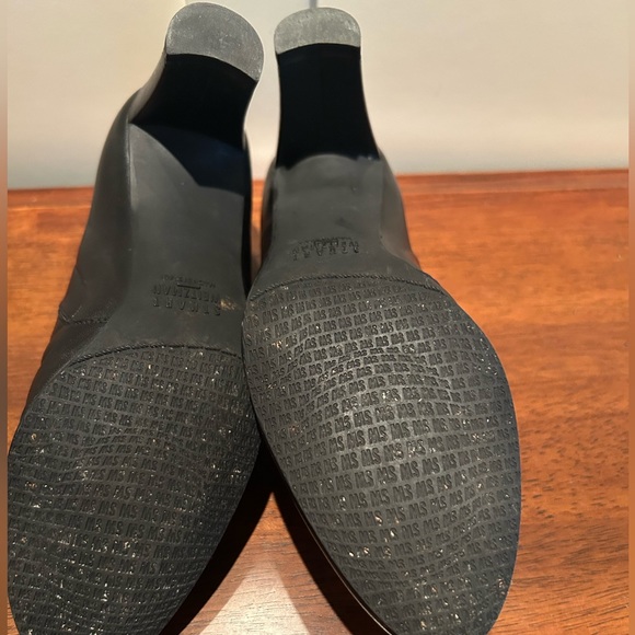 Stuart Weitzman black leather shoes. 5.5 - Picture 7 of 8
